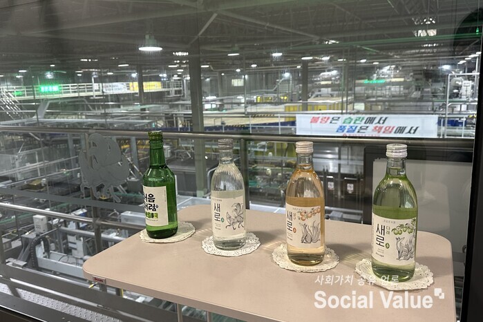 [현장] 롯데칠성, 대관령 암반수로 빚는 ‘처음처럼·새로’ 생산 현장 가보니 bottle from Lotte Chilsung Gangneung Soju Plant